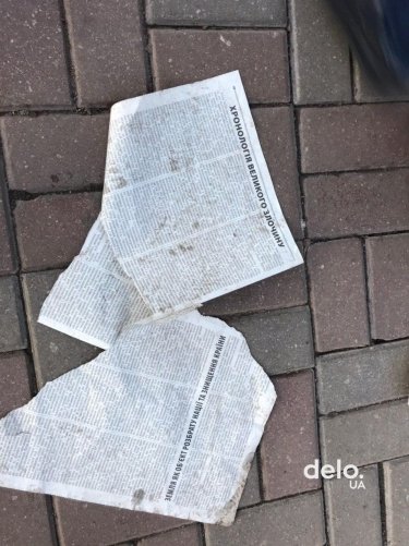 Фото 12 — Протестовавшие под Радой оставили после себя битую брусчатку и мусор (ФОТО, ВИДЕО)