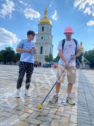 Фото 5 — Alyona Alyona пришла на Софийскую площадь отмывать следы от дрифта (ВИДЕО)