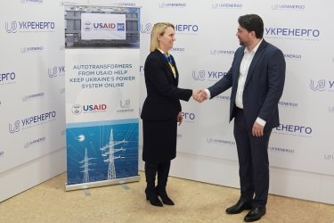 Фото 2 — USAID передало "Укренерго" два автотрансформатори: на черзі ще 16