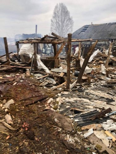 Фото 8 — На Сумщине обстрелом из РФ разрушен дом в пограничном себе: внутри чудом выжил парень (ФОТО)