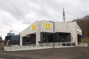 Фото 2 — McDonald’s відкрив ресторан з нетиповою архітектурою під "Батьківщиною-матір'ю" в Києві (ФОТО)