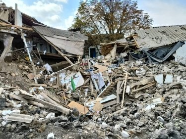 Фото 2 — Россияне нанесли удары управляемыми авиабомбами по Харьковщине: пострадало здание школы (ФОТО)