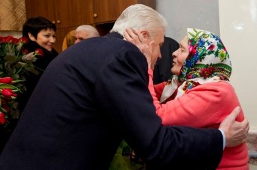 Фото 3 — Литвин съездил на родину поздравить маму с Днем рождения