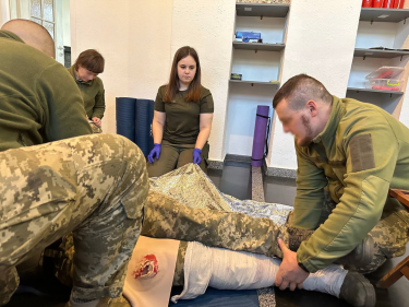 Фото 2 — Бомбы уничтожали их дома, но не сломили волю: о чем общаются на курсах такмеда