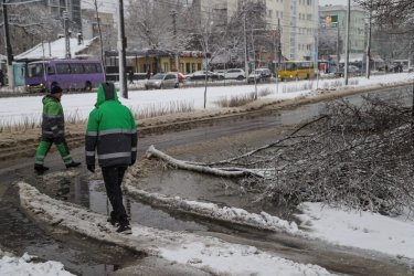 Фото 28 — На юге Украины из-за снега закрыли дороги, фуры не пускают даже в Киев (ФОТО, ВИДЕО)