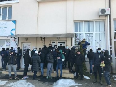 Фото 3 — Во Львове "Нацкорпус" устроил столкновения с полицией на предприятии Козака (ФОТО, ВИДЕО)