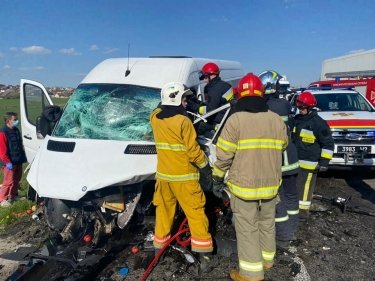 Фото 14 — На окружной Ровно микроавтобус влетел в легковушку: погибло двое, включая младенца (ФОТО)