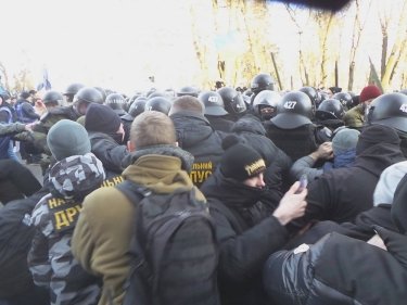 Фото 9 — Столкновения под Радой: противники рынка земли устроили потасовку с полицией (ФОТО, ВИДЕО)