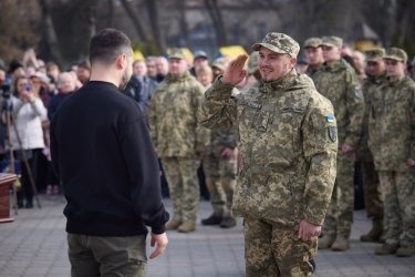Фото 3 — Зеленский посетил Ахтырку и вручил награду города-героя (ФОТО)