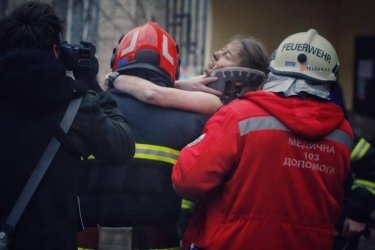 Фото 2 — Трагедия в Днепре: из-под завалов спасатели достали женщину (ФОТО, ВИДЕО)