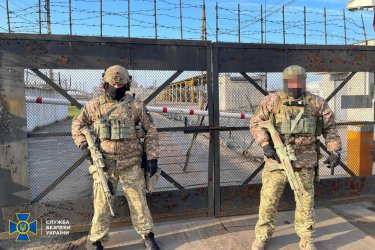 Фото 2 — Озброєні люди заблокували офіс "Укрнафти". В СБУ пояснили, що відбувається