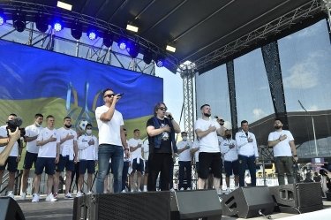 Фото 4 — Сборная Украины по футболу вернулась в Киев: как ее встретили болельщики (ФОТО, ВИДЕО)