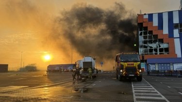 Фото 4 — Россия атаковала реактивными дронами "Эпицентр" в Николаеве: есть пострадавшие (ФОТО)