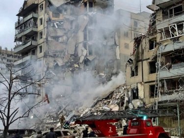Фото 2 — В Днепре россияне ударили ракетой по многоэтажке - разрушили один подъезд, 12 человек погибли