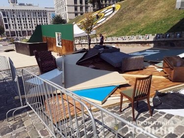 Фото 3 — В Киеве разгромили скандальную выставку на Аллее Небесной Сотни: есть задержанные (ФОТО)