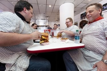 Фото 12 — Самый вредный в мире ресторан фаст-фуда продает гамбургеры по 1 кг