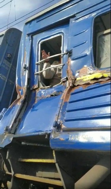 Фото 2 — Поезд Бахмут — Львов протаранил комбайн, повреждено шесть вагонов (ФОТО)