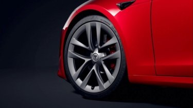 Фото 12 — Стеклянная крыша, штурвал вместо руля и доступ к видеоиграм: Tesla обновила дизайн Model S