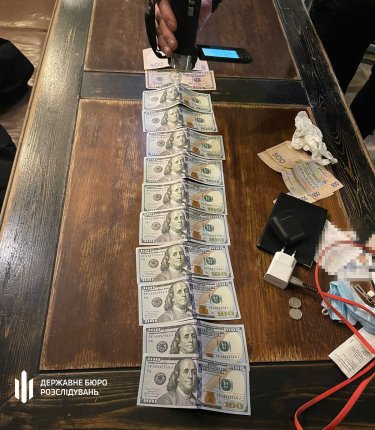 Фото 9 — ГБР показало задержание таможенника, требовавшего взятки за экспорт зерна через порт Черноморска (ФОТО)
