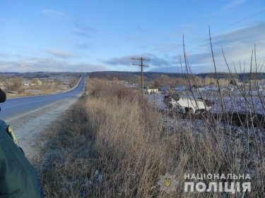 Фото 3 — В Харьковской области микроавтобус с людьми улетел с трассы и перевернулся: есть погибшие