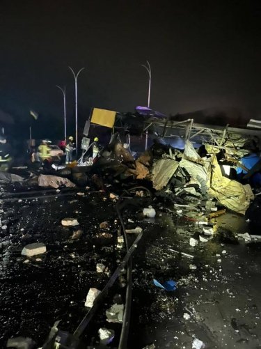 Фото 3 — Два человека погибли в Днепре из-за падения обломков российской ракеты на АЗС (ВИДЕО)