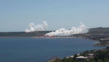 Фото 5 — Жителі Керчі повідомляють, що над Кримським мостом піднялися клуби диму