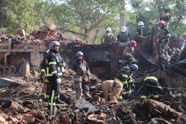 Фото 7 — Число погибших в результате российского удара по общежитию в Харькове возросло до 12