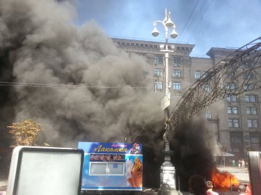 Фото 8 — На Майдане убирают баррикады, горят шины (обновляется 19.50)