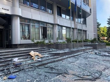 Фото 2 — Массированная атака на Киев: повреждено здание налоговой и офис "Укрпочты", сгорел ТРЦ "Квадрат" (ФОТО)