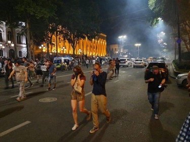 Фото 3 — Полиция провела "зачистку" под парламентом Грузии: в людей стреляли резиновыми пулями
