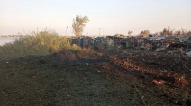 Фото 2 — Оккупанты нанесли авиаудар и обстреляли поселок под Херсоном: есть раненые (ФОТО)
