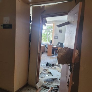 Фото 5 — Войска РФ обстреляли здание поссовета под Запорожьем, есть пострадавшие (ФОТО)