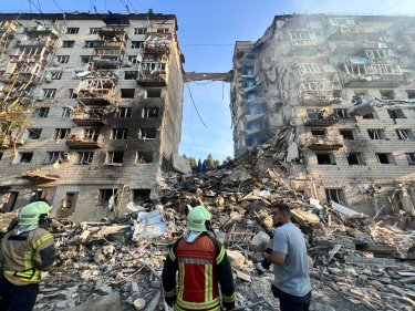 Фото 3 — Атака на Киев: есть попадания в жилые дома, 14 погибших и более 100 пострадавших (ФОТО)