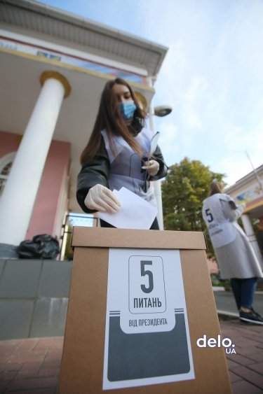 Фото 32 — День выборов: как Украина голосует во время пандемии (ФОТОРЕПОРТАЖ)