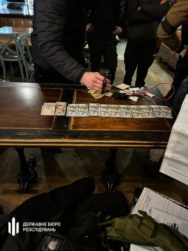 Фото 8 — ГБР показало задержание таможенника, требовавшего взятки за экспорт зерна через порт Черноморска (ФОТО)