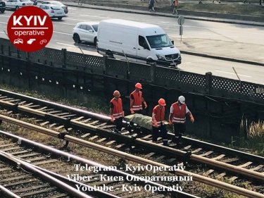 Фото 6 — В Киеве человек погиб под поездом на наземном участке метро (ФОТО)