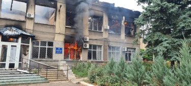 Фото 7 — В Соледаре обстрелом разрушена мэрия, в Северске под огнем оказались жилые дома, есть погибшие - ОВА