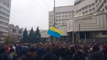 Фото 3 — Под Конституционным судом протестуют против его решения по НАПК (ФОТО, ВИДЕО)