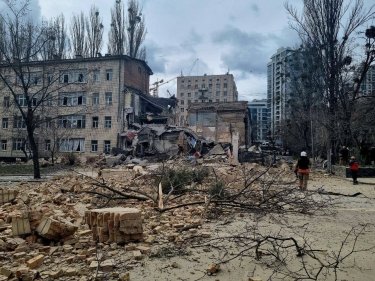 Фото 7 — Армія країни-агресора вдарила по Києву балістичними ракетами, є постраждалі (ФОТО)