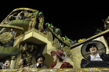 Королевы карнавала в Рио идут пешком к мечте