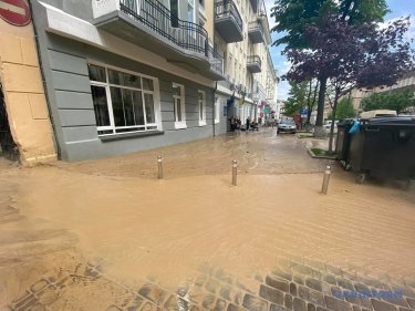 Фото 12 — Улицу в центре Киева залило грязной горячей водой (ФОТО, ВИДЕО)