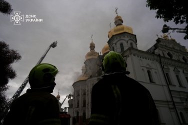 Фото 13 — Росія атакувала Київ: у Києво-Печерській лаврі масштабна пожежа, пошкоджено кіностудію Довженка (ФОТО)