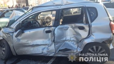 Фото 4 — У центрі Одеси автобус "Гюнсела" з пасажирами влетів у мотосалон: водій знепритомнів і помер (ФОТО, ВІДЕО)