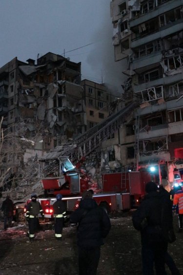 Фото 10 — В Днепре россияне ударили ракетой по многоэтажке - разрушили один подъезд, 12 человек погибли