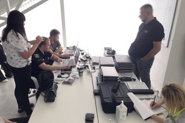 Фото 5 — В Хмельницком "накрыли" мошеннический колл-центр, воровавший криптовалюту у жителей Канады (ФОТО, ВИДЕО)