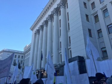 Фото 3 — "Требуем диалога!": под ОП сотни людей требуют внести правки в земельную реформу (ФОТО)