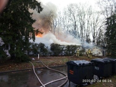 Фото 2 — В Киеве горел ресторан на ВДНХ: Голосеевский район окутало дымом (ФОТО)