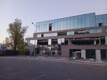 Фото 3 — В Днепре в результате ракетной атаки поврежден офис АТБ (ФОТО)
