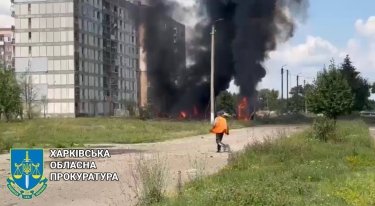 Фото 2 — Оккупанты ударили по городу в Харьковской области: пострадали более 30 человек, среди них есть дети
