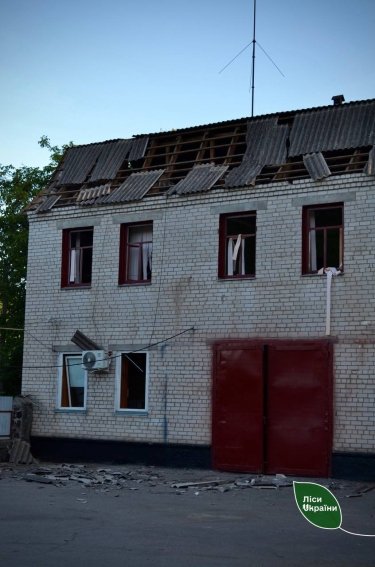 Фото 3 — Российский обстрел разрушил админздания лесничества возле Черкасс (ФОТО)